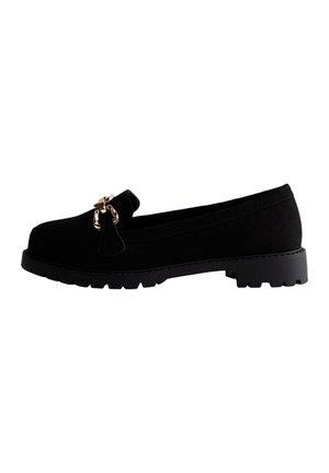 Schwarzer Wildleder-Loafer mit grober Gummisohle und goldfarbenem Metall-Dekorschnallen oben, Seitenansicht.