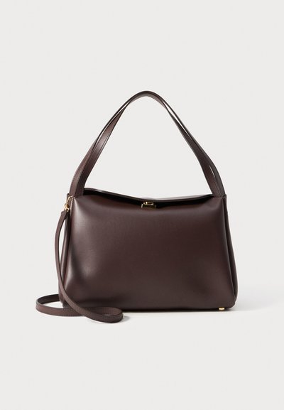 Borsa a mano in pelle marrone con forma strutturata, dotata di un manico superiore singolo e di una tracolla removibile. Dettagli in hardware color oro.