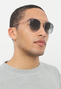 Ray-Ban UNISEX - Óculos de sol - grey gradient/dark grey
