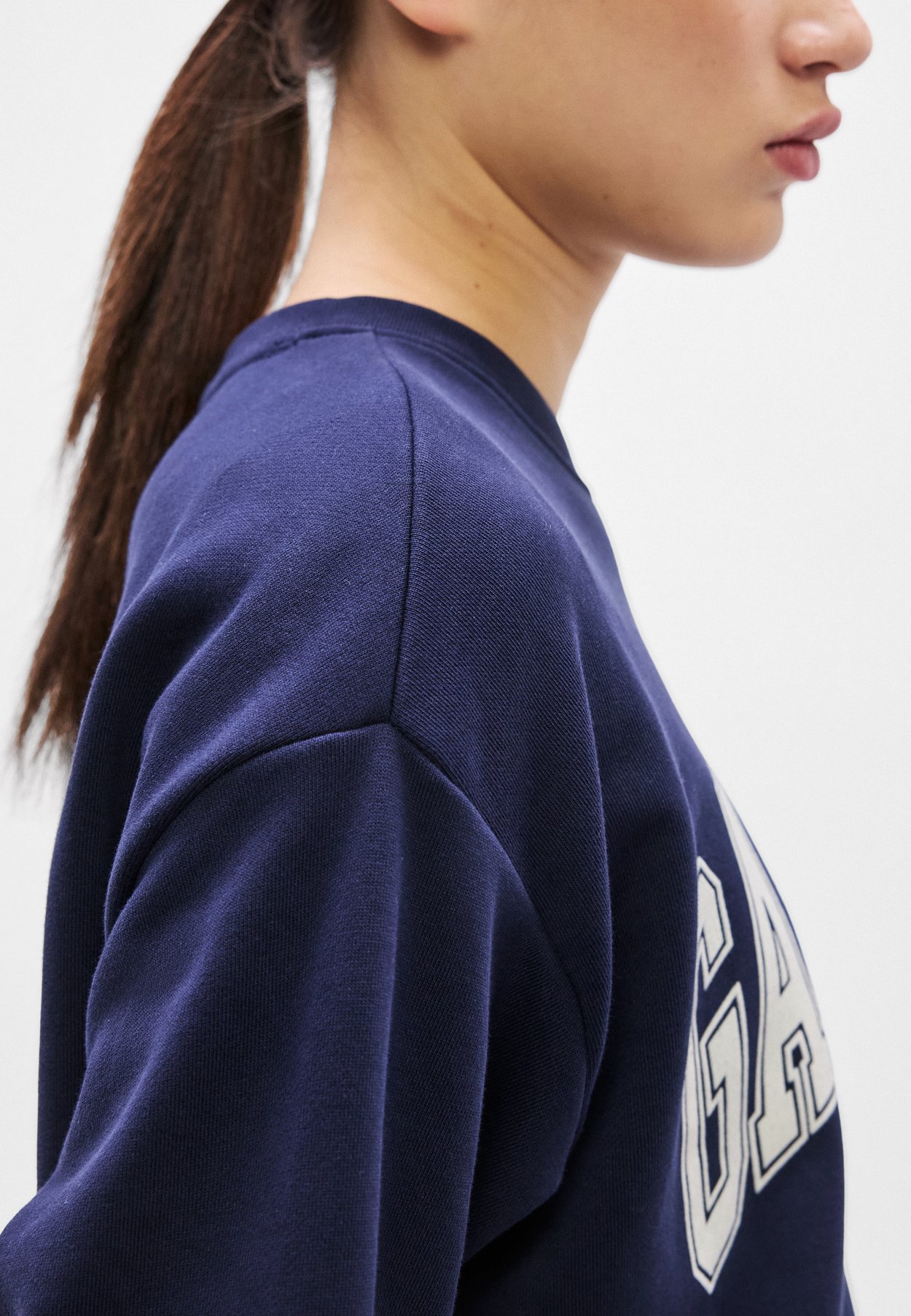 GRAPHIC C NECK