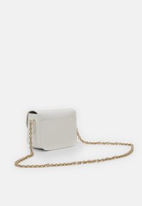 Vit läder crossbody-väska med en rundad klaff, guld kedjestropp och texturerad yta. Kompakt design som är idealisk för det nödvändigaste.