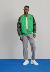 adidas Originals SST VARSITY - Bomber-jakk - green/black
