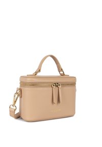 Beige leren cosmeticatas met een bovenhandvat, gouden ritsen en een afneembare schouderriem; heeft een gladde textuur en een subtiele merklogo.