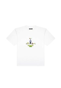 Biała koszulka z bawełny z pikselową grafiką przedstawiającą postać, trofea i ikony. Okrągły dekolt i krótkie rękawy.