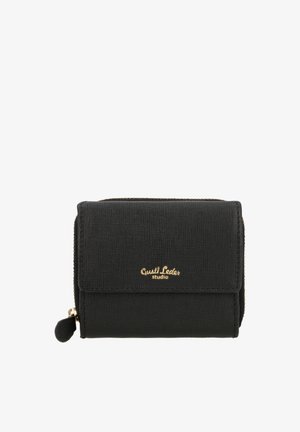 Cartera de cuero negro texturizado con cremallera dorada y logo en relieve de "Gusti Leder studio" en dorado en la solapa frontal.
