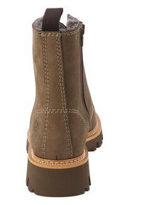 Brązowy skórzany botek za kostkę z bocznym zamkiem, kontrastowym przeszyciem i teksturowaną gumową podeszwą. Pętla z tyłu ułatwiająca zakładanie.