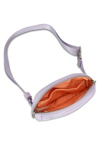 Fialová kabelka přes rameno s hladkým povrchem, s oranžovým interiérem. Obsahuje stříbrný zip a odnímatelný popruh.