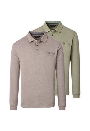 To langærmede poloshirts, en beige og en olivengrøn, begge med kraver, knaplukning og en lille brystlomme med knaplukning.