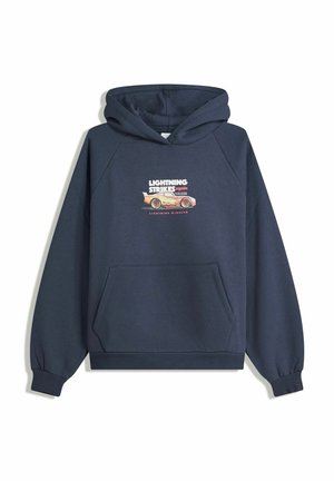 Tummansininen huppari, jossa on etutasku, ja jossa on teksti "Salamat iskevät uudelleen" sekä kuva Lightning McQueen -kilpa-autosta elokuvasta Cars.