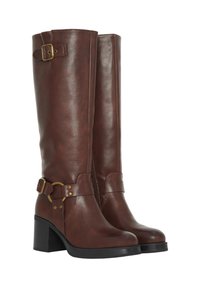Bottes hautes jusqu'au genou en cuir marron au fini brillant, avec une large sangle ornée de matériel doré et un talon bloc solide.