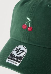 Πράσινο καπέλο του μπέιζμπολ με ρυθμιζόμενο λουρί, με κεντημένα κόκκινα κεράσια και πράσινα φύλλα στο μπροστινό μέρος. Η ετικέτα γράφει '47 Clean Up.'