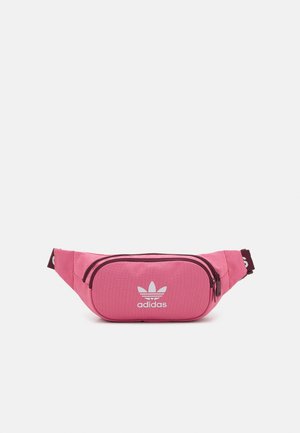 Sac banane rose Adidas avec deux compartiments zippés et logo blanc à l'avant, conçu pour un port mains libres.