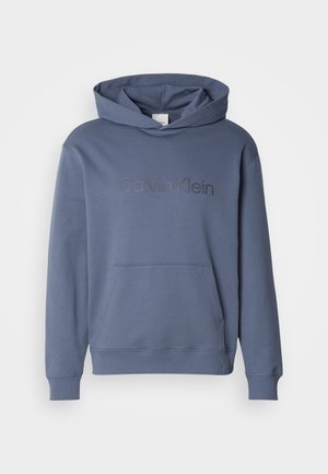 Pilkas-mėlynas džemperis su erdvia priekiu kišene, reguliuojamu kapučinu su raišteliu ir įspaustu "Calvin Klein" logotipu ant krūtinės. Minkšta medžiaga.