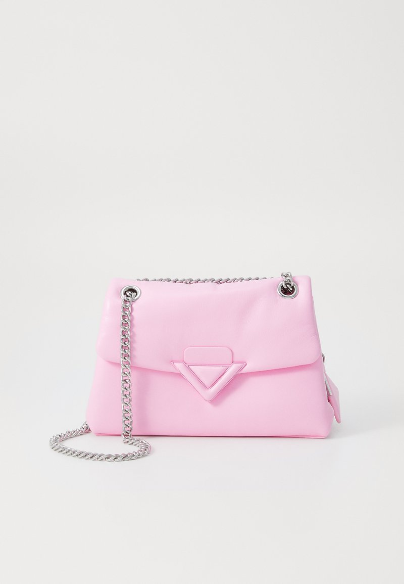 Sac à main en cuir rose avec un accent triangulaire, une bandoulière en chaîne argentée et une fermeture à rabat. Texture lisse avec des détails de design minimalistes.