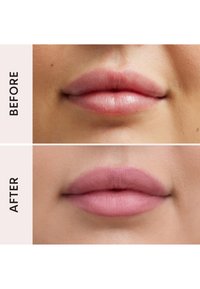 Dettaglio delle labbra prima e dopo l'applicazione del rossetto matte rosa, mostrando una texture più liscia e un colore più intenso nella sezione dopo.