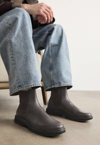 Calvin Klein Jeans BOOT MID CHELSEA UNIFORM - Korte laarzen - dark brown/black