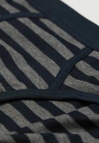 Tmavě modrá a šedá pruhovaná látka s hladkou texturou. Má žebrovaný pas a vrstvený design. Pruhy se liší šířkou.