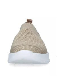Scarpa beige slip-on con tomaia in maglia testurizzata e suola in gomma grigia chiara, dotata di una piccola linguetta posteriore per un facile indosso e dismessa.