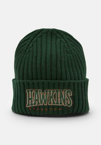 Căciulă verde cu dungi, tricotată, cu textul "HAWKINS BASKETBALL" brodat în culori contrastante pe marginea pliată. Textură moale.