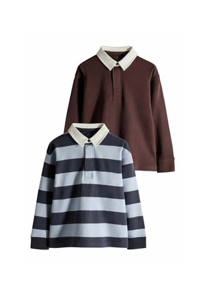 Zwei langärmelige Poloshirts mit weißen Kragen, eines einfarbig braun und eines mit breiten schwarzen und hellblauen horizontalen Streifen.