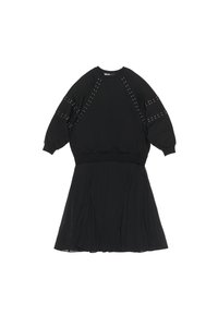 Un vestido negro con un cuerpo ajustado y una falda acampanada. Presenta una parte superior de sudadera relajada con acentos de tachuelas en las mangas.