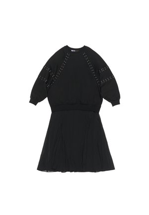 Czarna sukienka z dopasowanym gorsetem i rozszerzanym dołem. Posiada luźny górny część w stylu bluzy z akcentami w postaci ćwieków na rękawach.