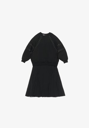 Czarna sukienka z dopasowanym gorsetem i rozszerzanym dołem. Posiada luźny górny część w stylu bluzy z akcentami w postaci ćwieków na rękawach.