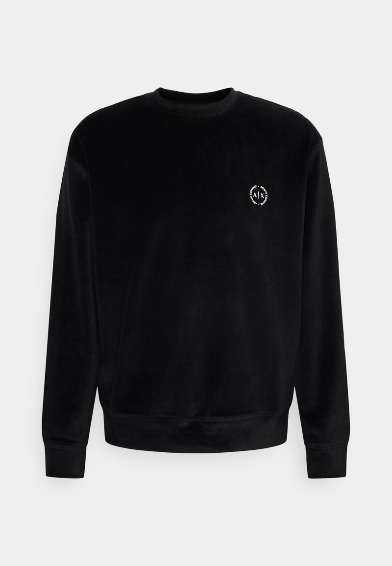 Sweat-shirt noir à manches longues et col rond avec un petit logo blanc circulaire sur le côté gauche de la poitrine.