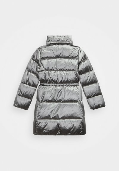 Puffjacka i glänsande silver med hög krage. Har horisontellt quiltade paneler och långa ärmar. Längd till mitten av låret.