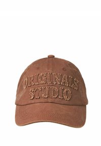 Brun baseball cap med prægede "ORIGINALS STUDIO"-tekster. Fremstillet af struktureret stof med en buet skygge og justerbar ryg.