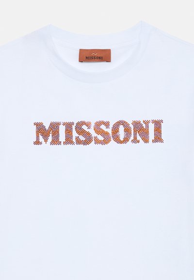 Camiseta de algodón blanca con un logo de cristales de roca texturizados y multicolores "MISSONI" en tonos naranja, rosa y marrón.