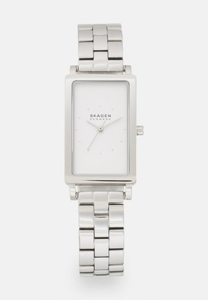Silberne rechteckige Uhr mit weißem Zifferblatt, minimalistisches Design, Metallarmband und dem Logo "SKAGEN DENMARK" unter den Uhrzeigern.