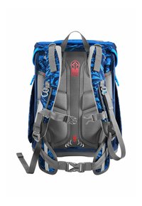 Mochila en azul y gris, con un patrón de camuflaje, correas acolchadas, hebillas ajustables y un asa superior para llevar.