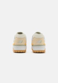 New Balance 550 - Tenisice - white/peach blossom