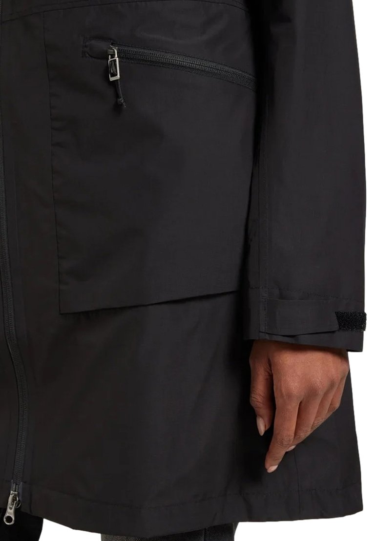 Schwarze leichte Jacke mit einer Reißverschluss-Brusttasche, verstellbarem Ärmelabschluss mit Klettverschluss und einem strukturierten Design mit glatter Textur.