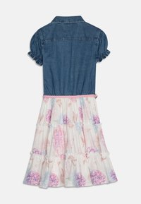 Sukienka koszulowa z denimu z bufkami na rękawach, różowym plecionym paskiem w talii oraz falbanami na spódnicy ozdobionymi kwiatowymi wzorami w pastelowych odcieniach różu i fioletu.