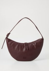 Halvmåneformet mørkebrun lærhåndveske med en enkelt skulderstropp, dobbel glidelåslukking og "lala BERLIN"-logo preget på forsiden.