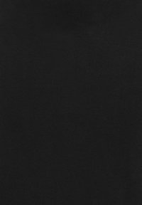 Brak widocznej zawartości; obraz jest całkowicie czarny, bez wyróżniających się elementów.