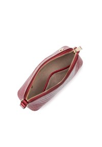 Pochette rossa con texture a crocodile e zip dorata. L'interno presenta una fodera liscia e una tasca aggiuntiva. Forma compatta e rettangolare.