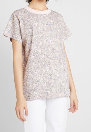 Trykt t-shirt med korte ærmer i lys pink med et blomsterprint, der har rund halsudskæring og blød tekstur. Bruges med hvide bukser.