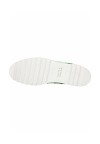 Suola in gomma bianca con texture rigata. Sezione superiore verde e decorata visibile dalla punta al tallone, con un marchio discreto.