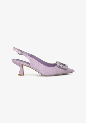 Zapato de tacón tipo slingback en suave ante lavanda con punta afilada, un adorno decorativo de strass y un tacón bajo tipo bloque para mayor estabilidad.