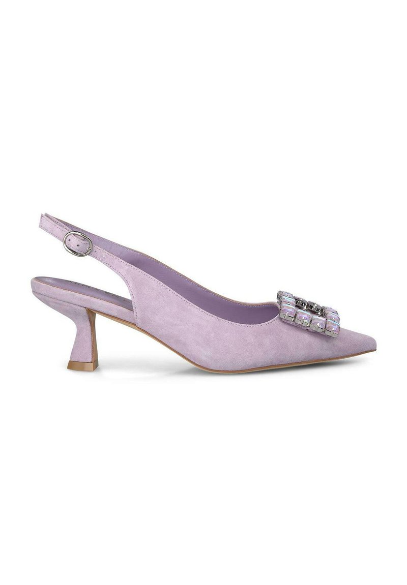 Zapato de tacón tipo slingback en suave ante lavanda con punta afilada, un adorno decorativo de strass y un tacón bajo tipo bloque para mayor estabilidad.