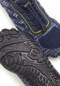 Marineblaue Sportschuhe mit strukturiertem Mesh-Obermaterial, reflektierenden Akzenten und einer flexiblen Gummisohle mit einem detaillierten Profil.