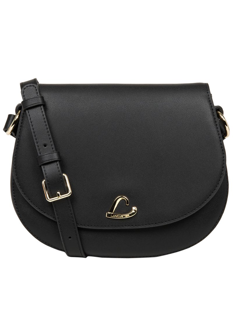 Borsa crossbody in pelle nera con pattina curvata, tracolla regolabile e accessori in tonalità oro con il logo del brand. Texture liscia.