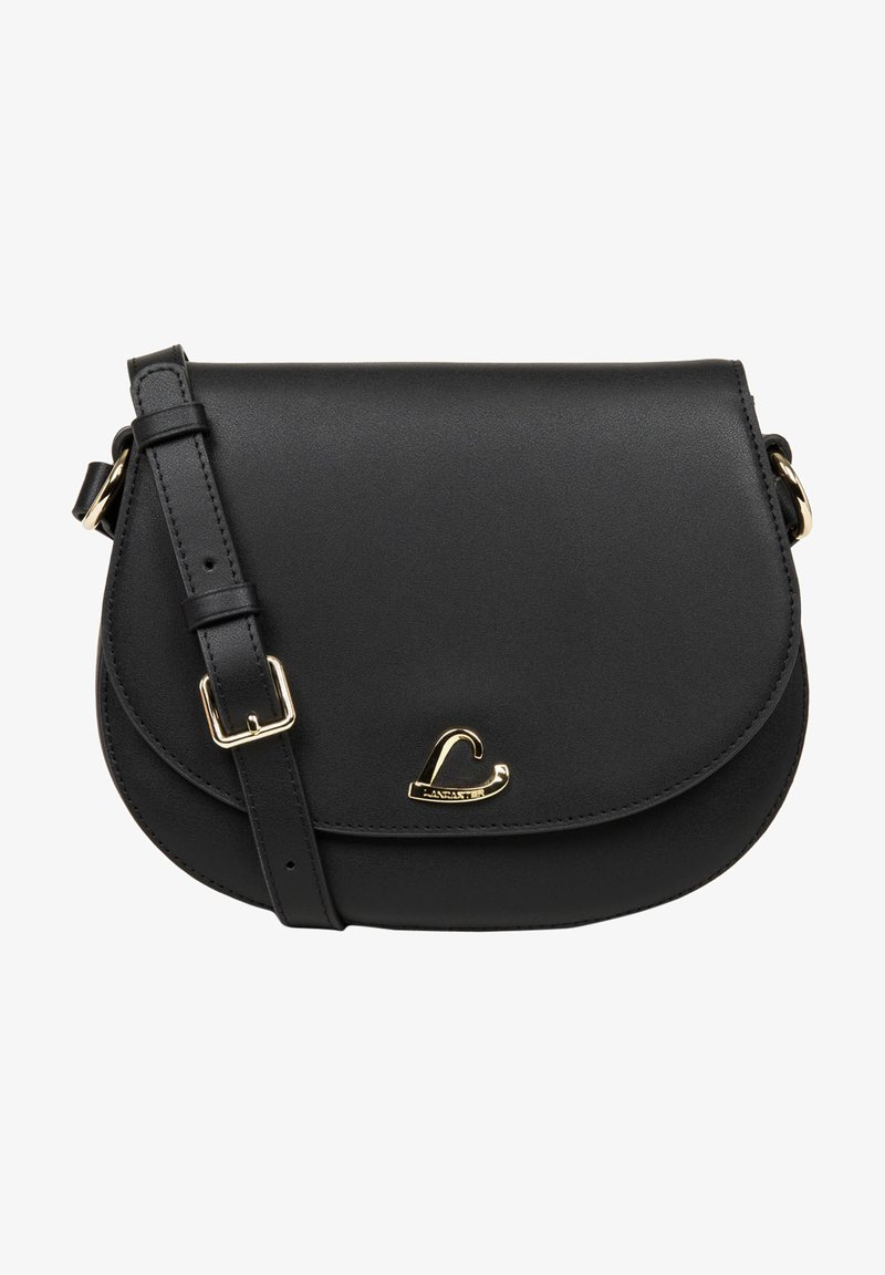 Schwarze Leder-Crossbody-Tasche mit einem geschwungenen Deckel, verstellbarem Tragegurt und goldfarbener Hardware mit dem Markenlogo. Glatte Textur.