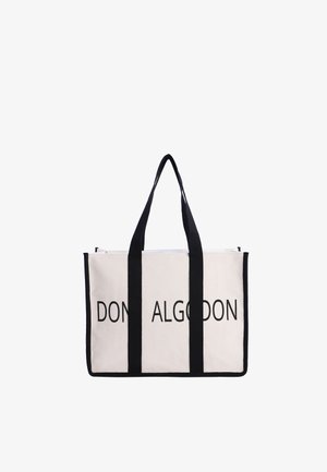 Bolsa tote rectangular blanca con asas y ribete negros, con texto negro parcialmente visible "DON ALG" en la parte delantera.
