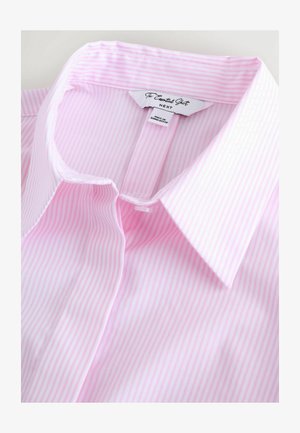 Chemise pour homme à manches longues, avec de fines rayures verticales roses et blanches et un col classique, étiquetée "La Chemise Essentielle NEXT".
