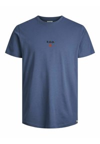 Tricou din bumbac albastru cu maneci scurte, prezentând un logo negru "R.D.D." și un cerc roșu mic centrat sub text. Design simplu, cu gât rotund.