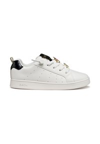 Witte sneakers met geperforeerd ontwerp, zwarte lakaccenten, vetersluiting, gouden hardware-details en rubberen zool. Merkenlogo weergegeven.